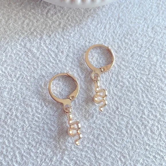 Mini snake gold dangle earrings - Image 3