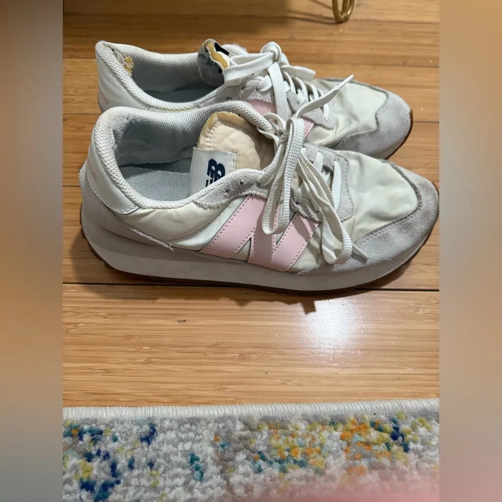 New Balance 237 in white and pink - Image 3