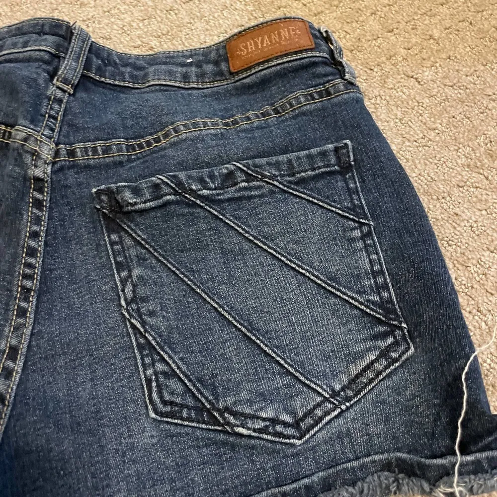 Shyanne Medium Wash Denim Cut Off Shorts 33 - Image 3