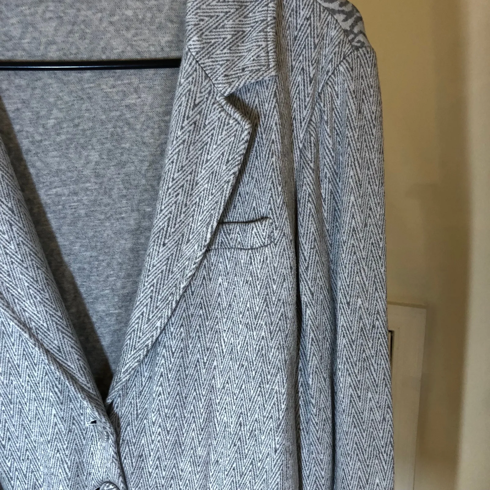 Tart  EUC Women's Light Gray Knit Blazer with Geo Houndstooth Pattern Size L - Image 2