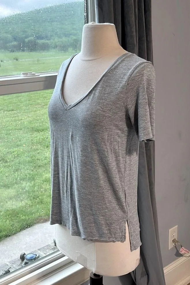 Old Navy V Neck Gray Tee Short Sleeve Shirt Womens Oversized Small - Image 4