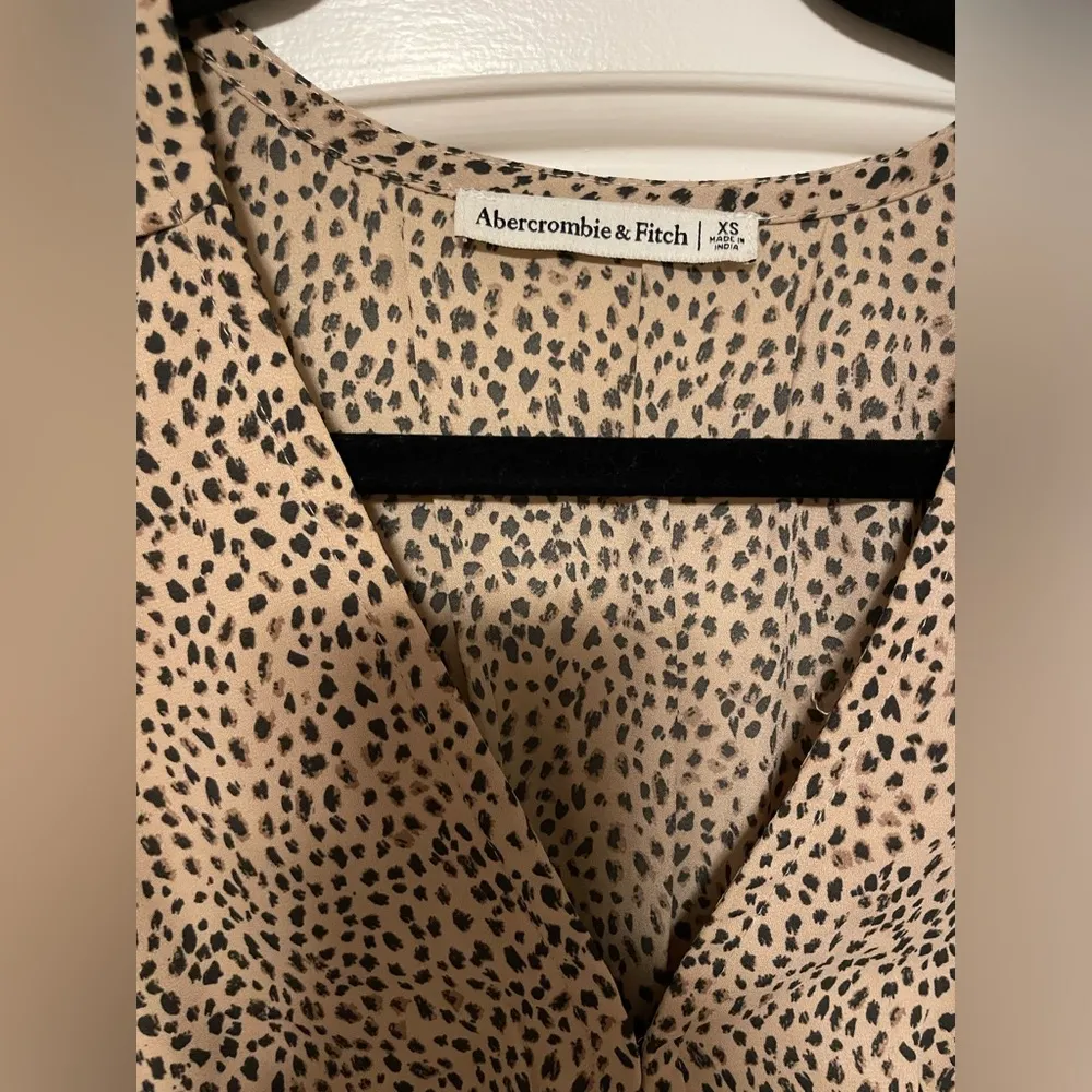 XS Abercrombie cheetah print top with clasps - Image 3