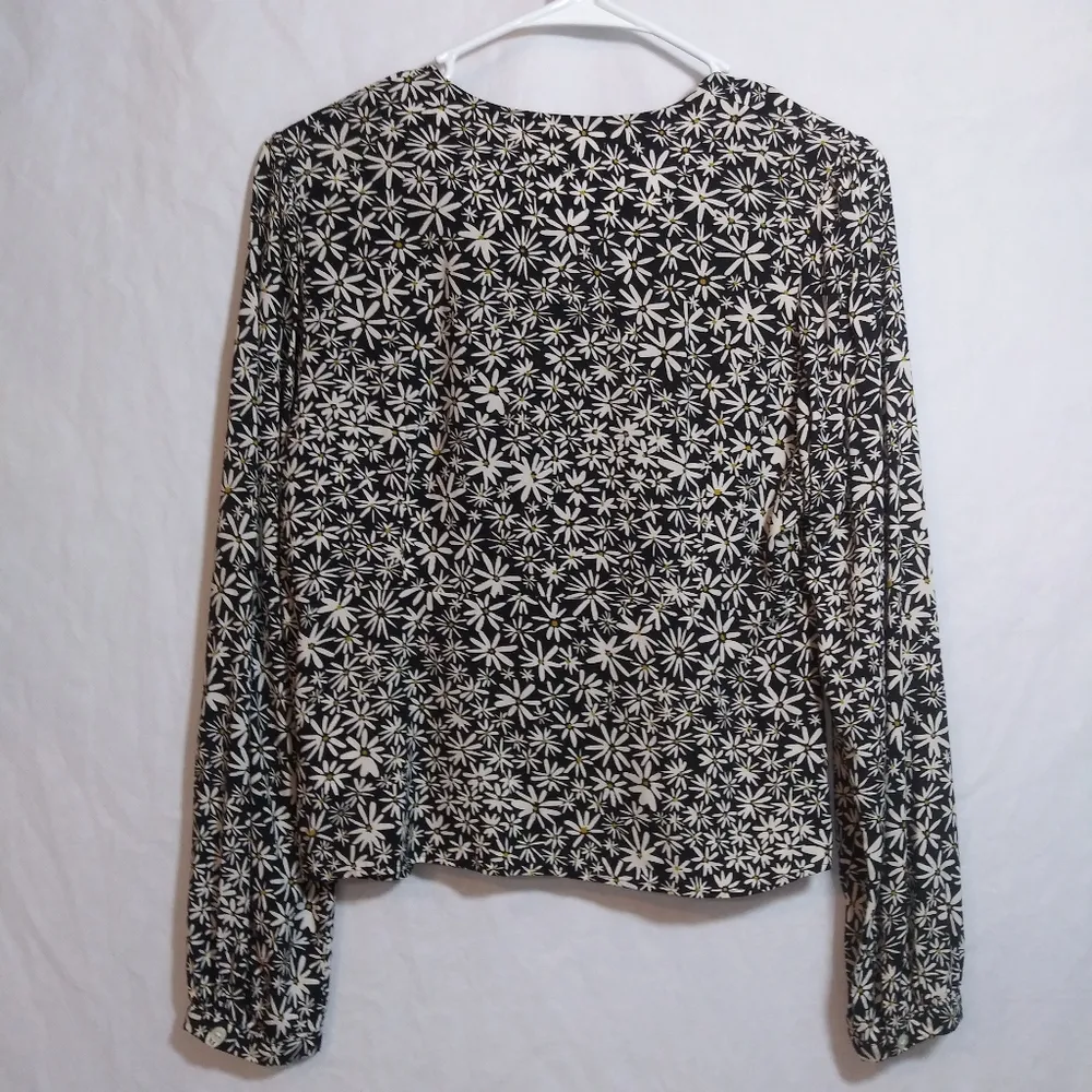 Uniqlo Ditsy Floral Black and White Daisy  Button Up Long Sleeve Top Size Small - Image 7