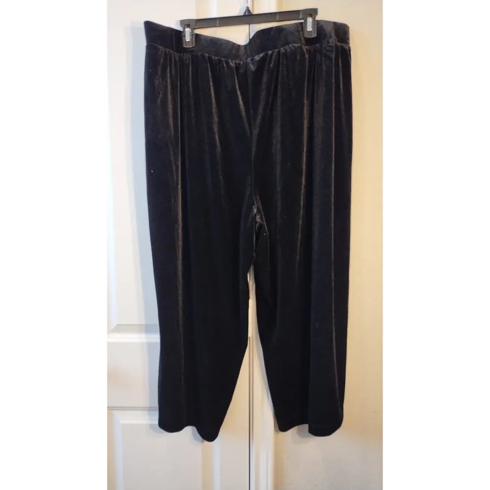 Torrid Black velvet culotte pants Size 2 - Image 4