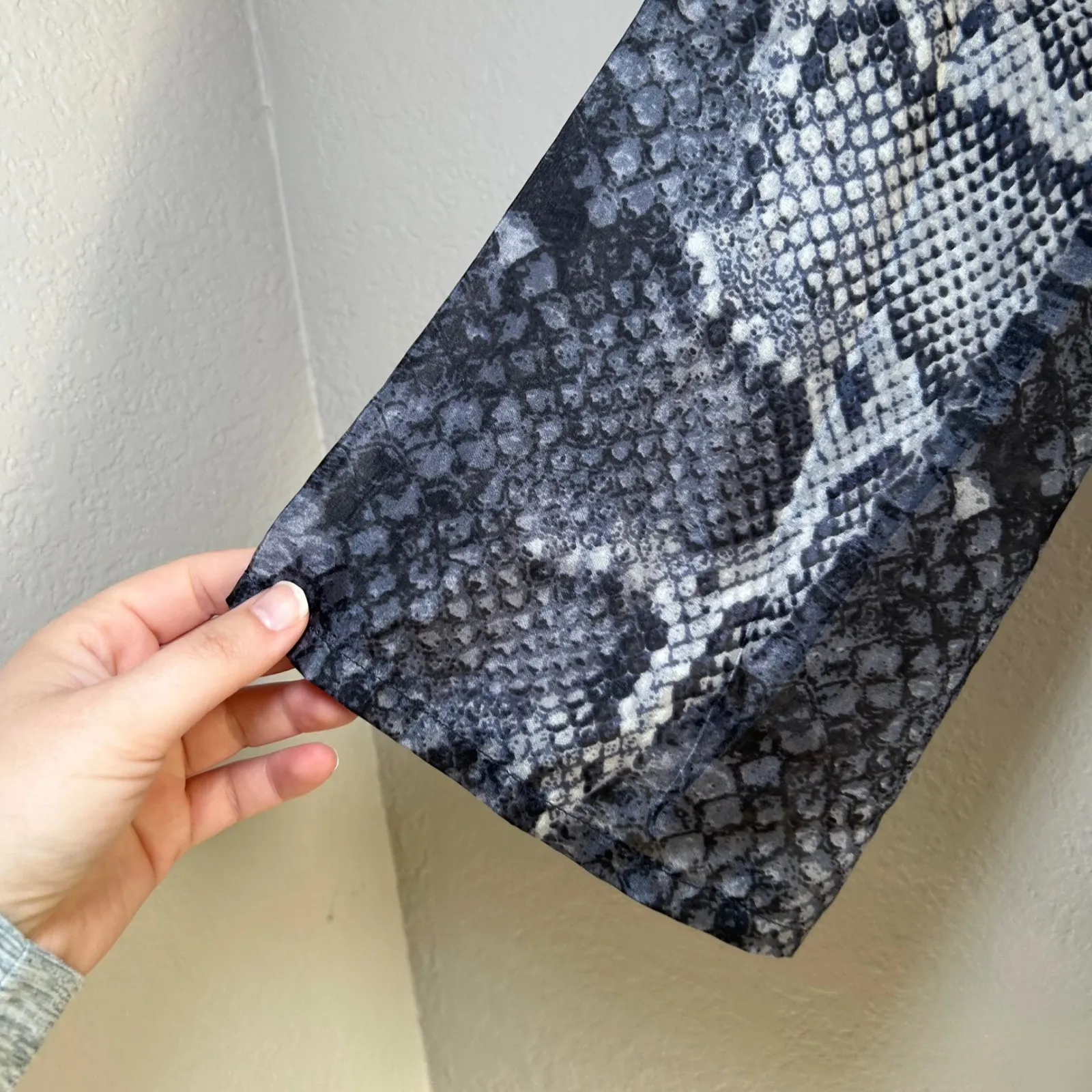 NWT TAJ by Sabrina Crippa Silk Snake Print Beaded Tunic Top Blouse Women's S Black - Image 2