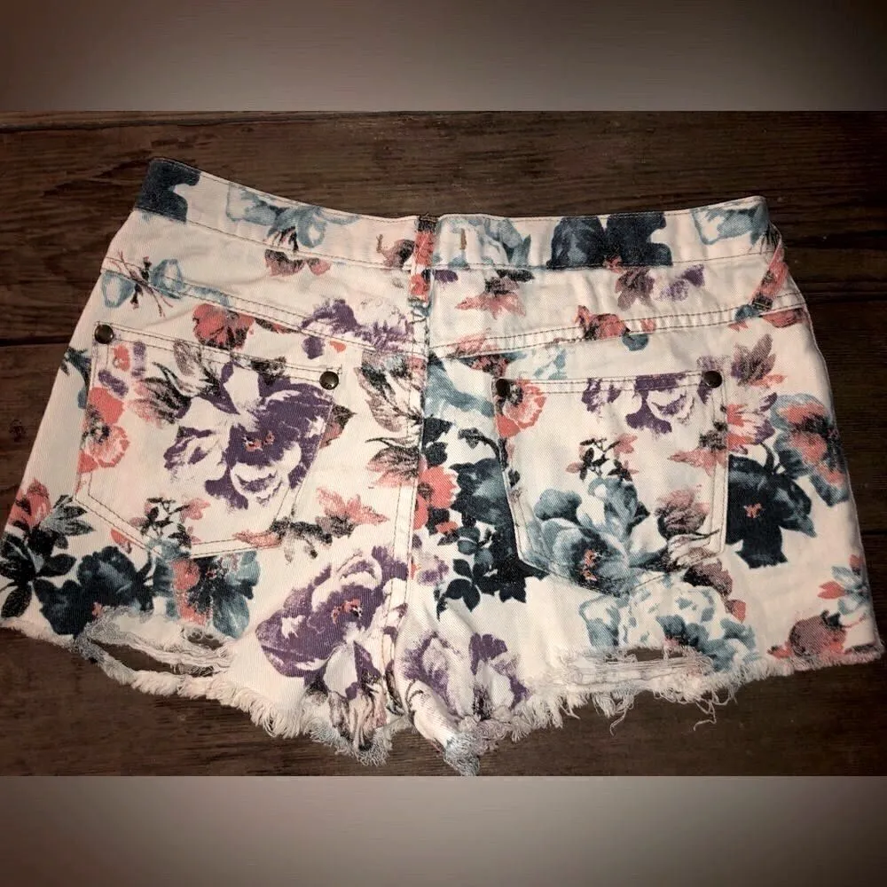 Free people floral denim cut off size 28 - Image 3