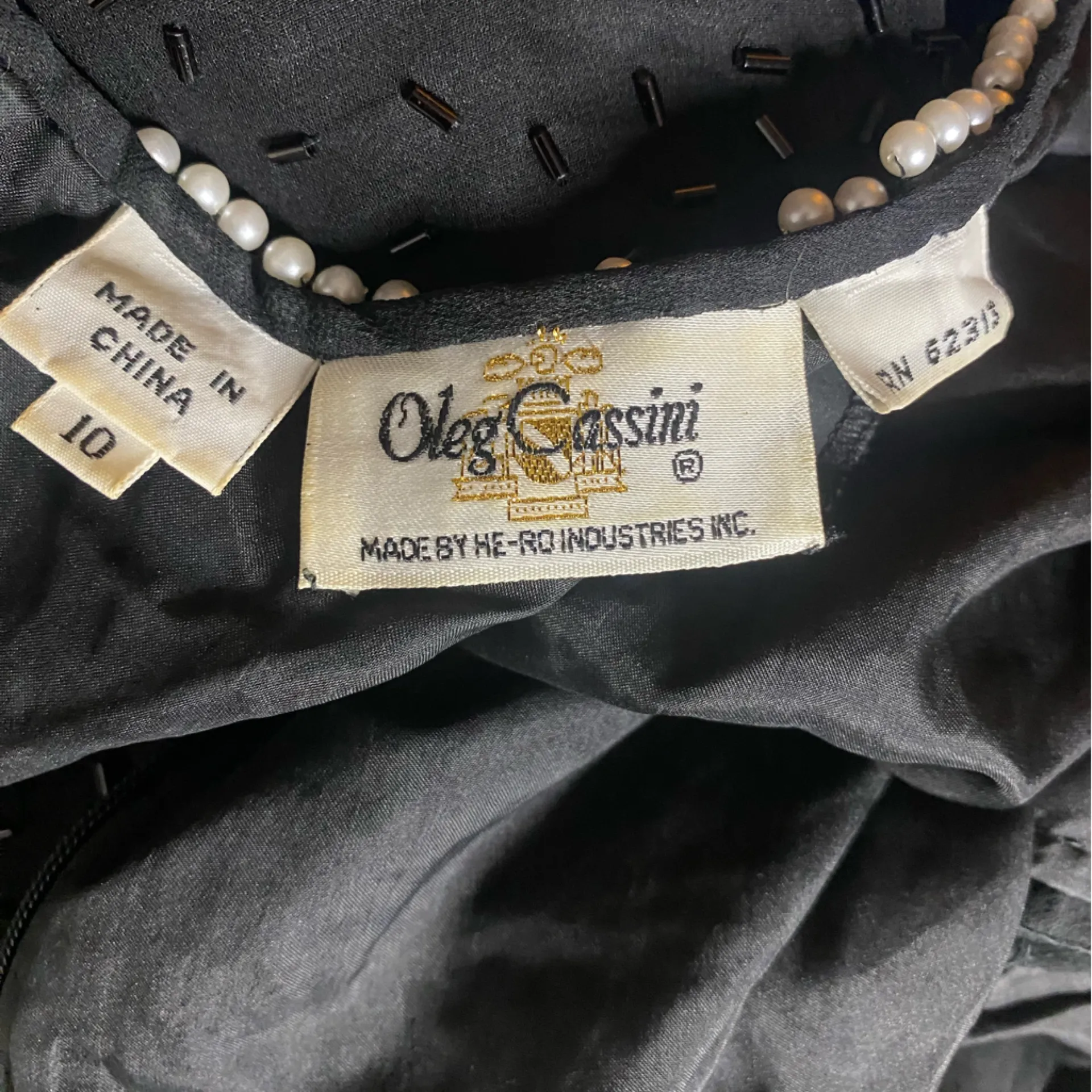 Stunning
Vintage Oleg Cassini Black Silk Beaded & Sequin Gown, Starburst Size 10 - Image 12