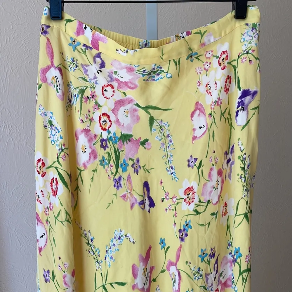 Saks Fifth Avenue Folio collection beautiful floral 100% silk skirt - Image 2