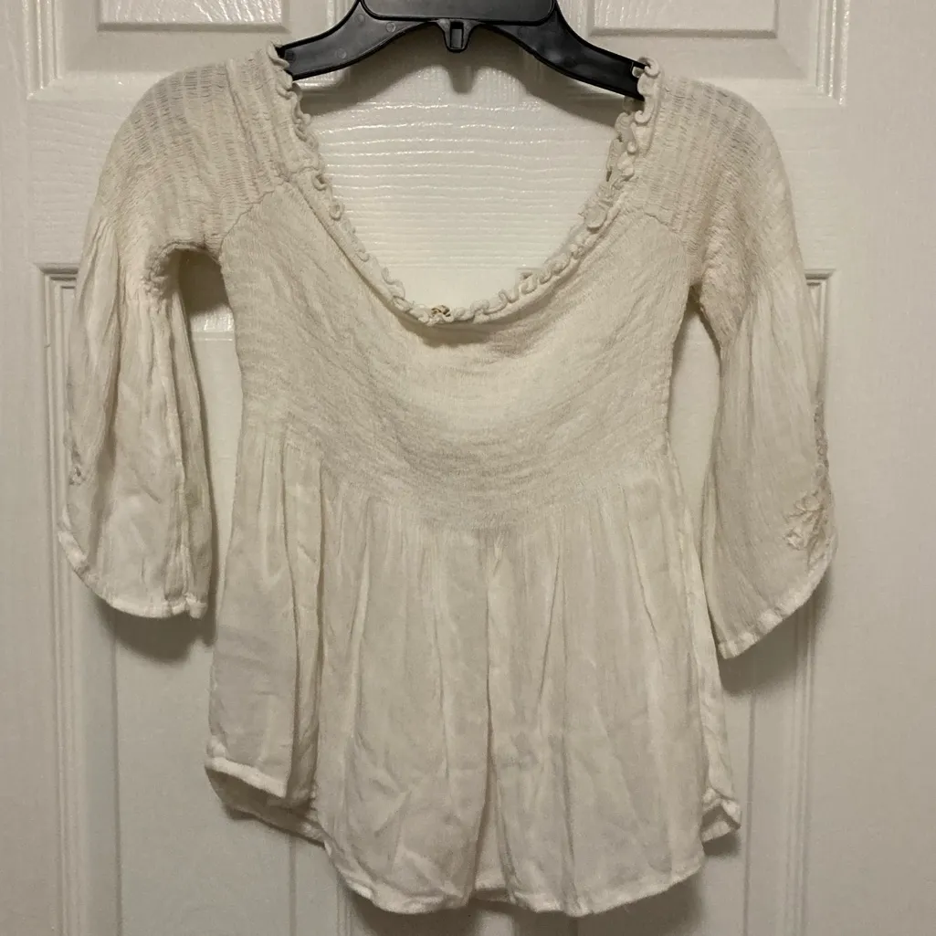 Hollister Off White Embroidered Floral Cropped Bell Sleeve Blouse Top - Image 6