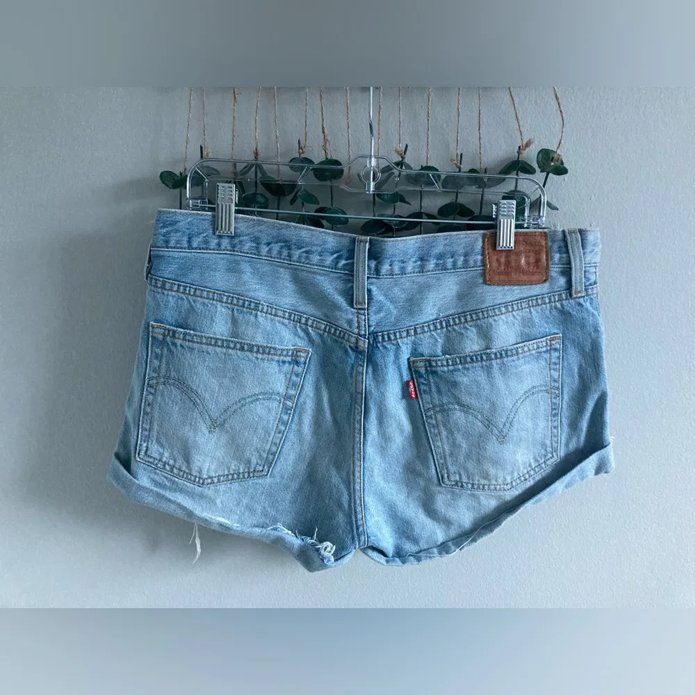 Levis 501 Jean Womens 31 High Rise Button Fly raw hem Ripped shorts - Image 2