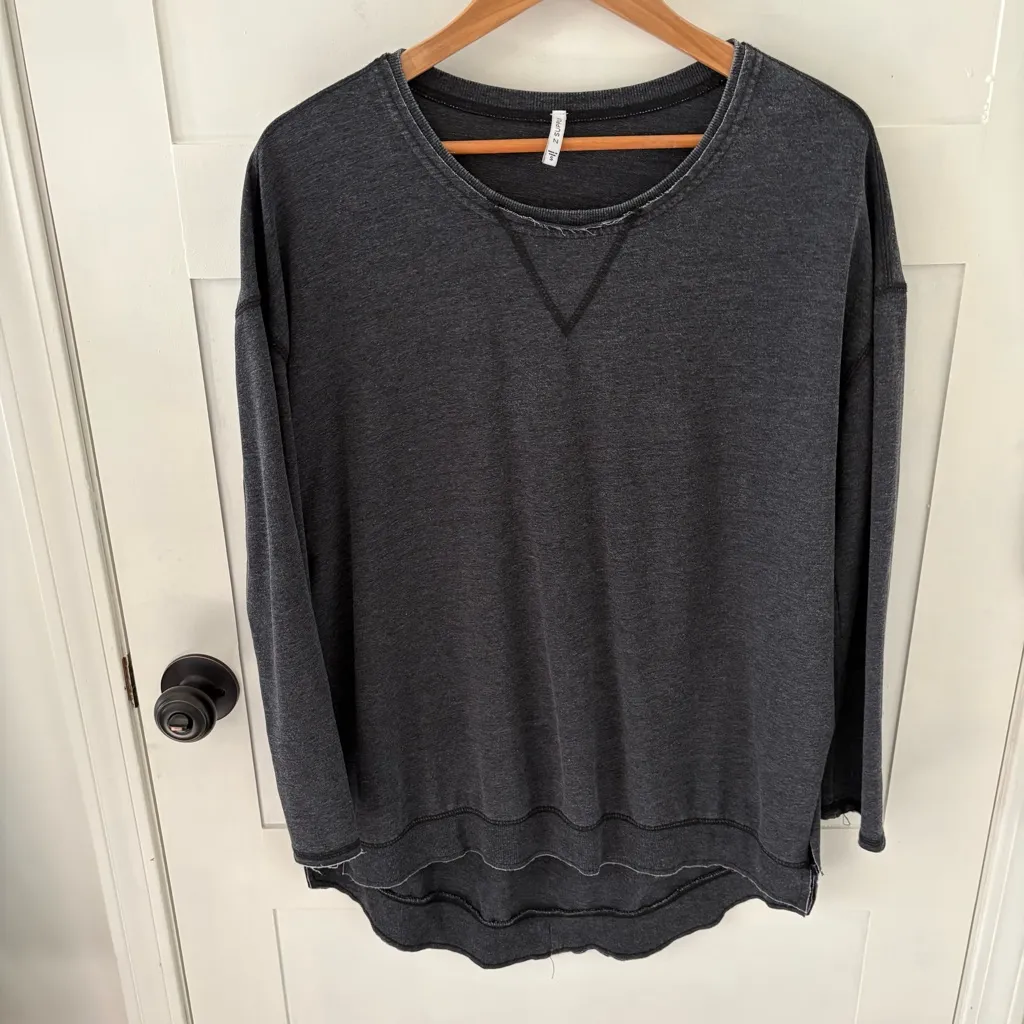 Z Supply Weekender Oversized Terry High Slit Sweatshirt. Size Small. - Image 4