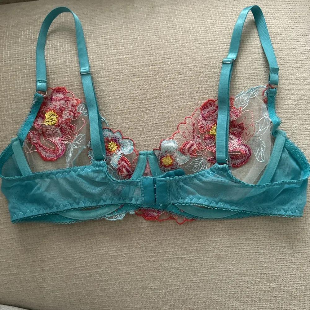 NWOT Blue and pink floral embroidered mesh bra size M - Image 3