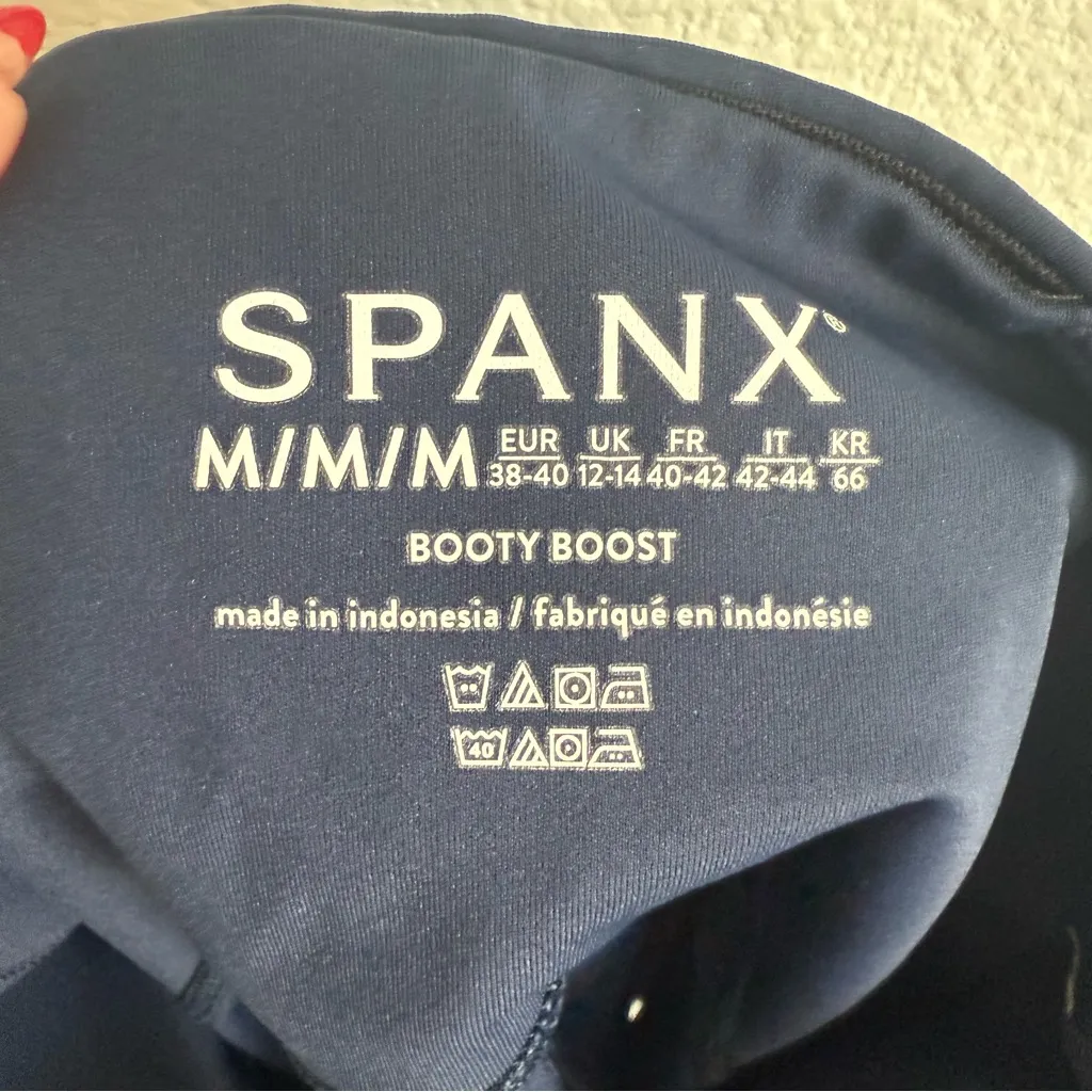 Spanx Booty Boost Bike Short 8" Navy. Size Medium - Image 6