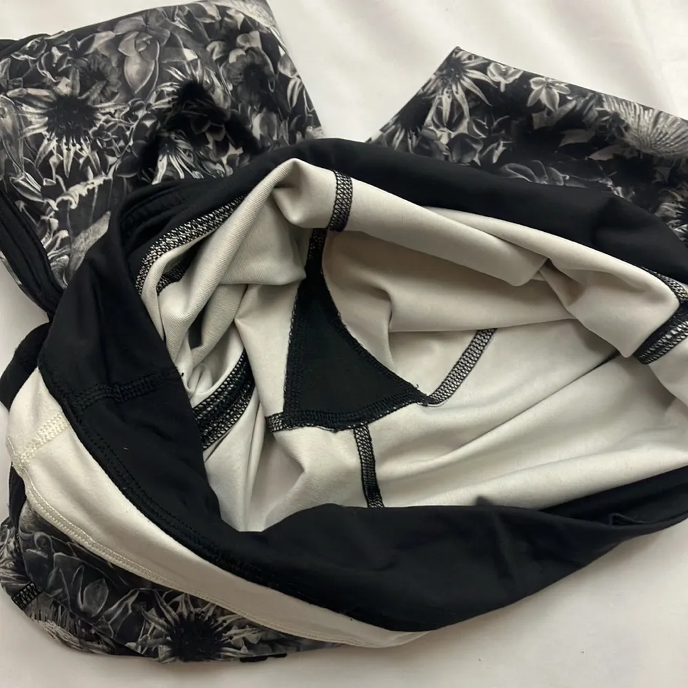 Lulu Lemon flowabunga floral cropped athletic leggings size 4 - Image 8