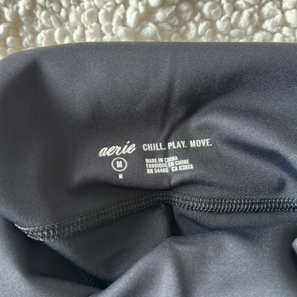 Aerie Laser Cut Capri Leggings Size M Black - Image 5