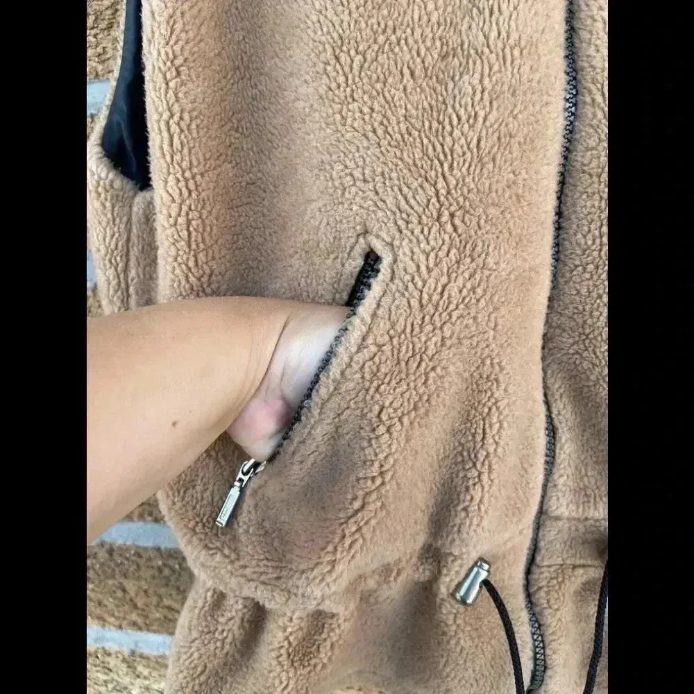 Nils Resort Collection Beige & Black Fleece Vest Cinch Waist Apres small Tan - Image 4