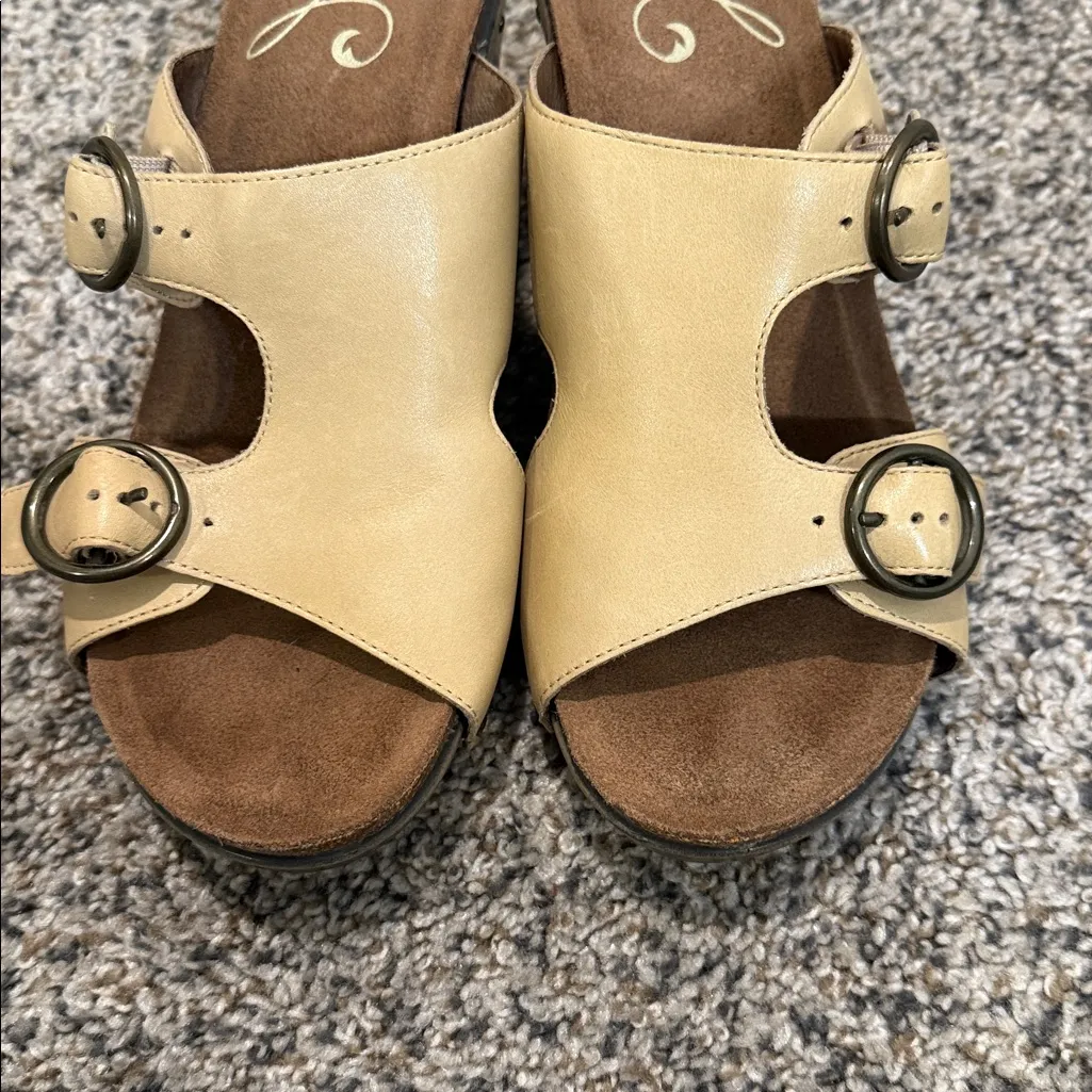 Dansko Fern Buckle Wedge Sandals Full Grain Leather Studded Beige Sz 41/11-11.5 - Image 6