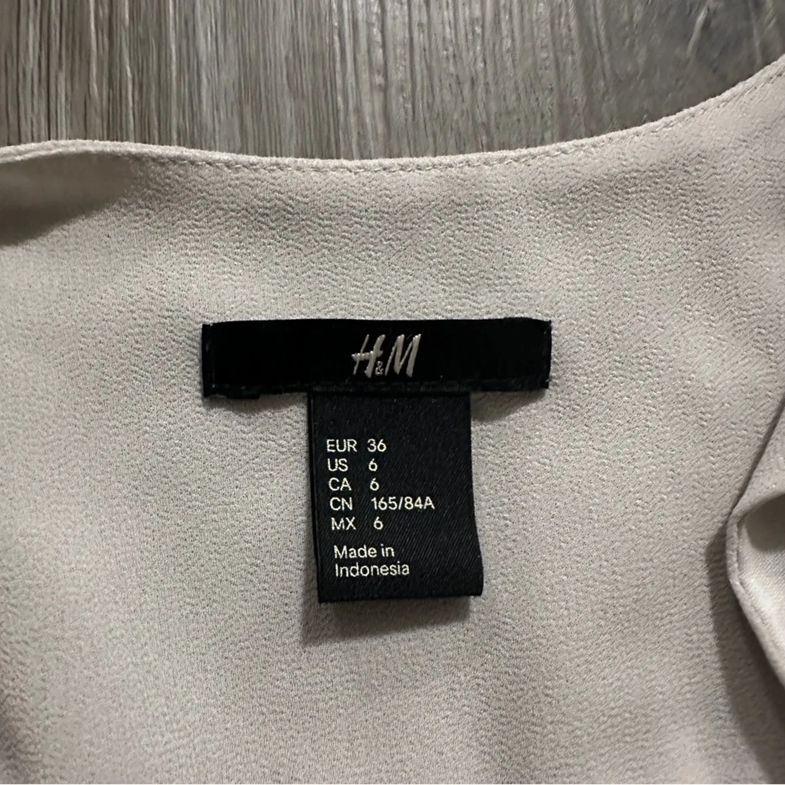 H&M‎ Light Gray Sleeveless Asymmetrical Draped Semi Sheer V Neck Top Size 6 - Image 5