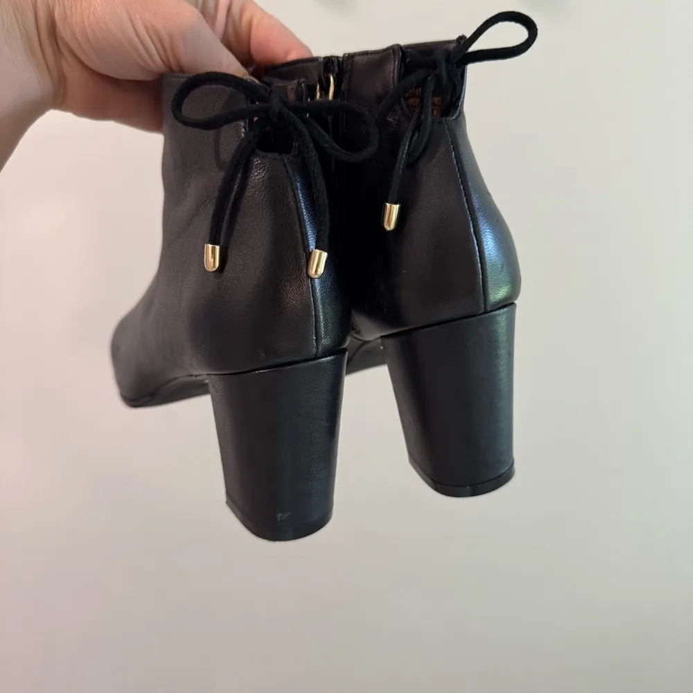 Stuart Weitzman Gardiner Black Lambskin Leather Tie Back Block Heel Booties 7B - Image 7