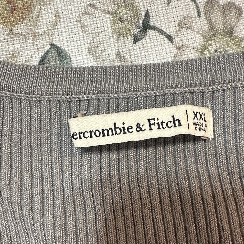 A&F Short Sleeve Ruffle buttoned cardigan Grey - Blue XXL - Image 3