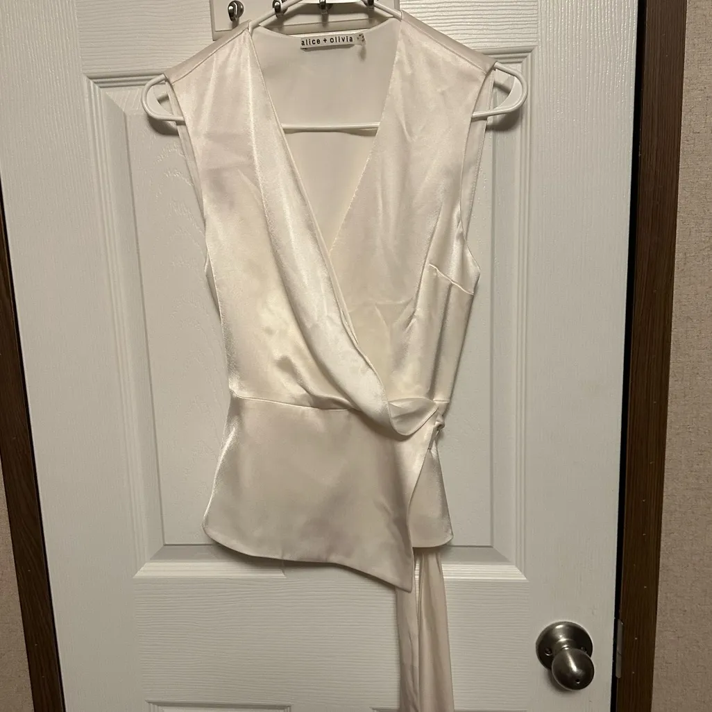 Alice + Olivia Cream Satin Sleeveless Blouse - Image 3