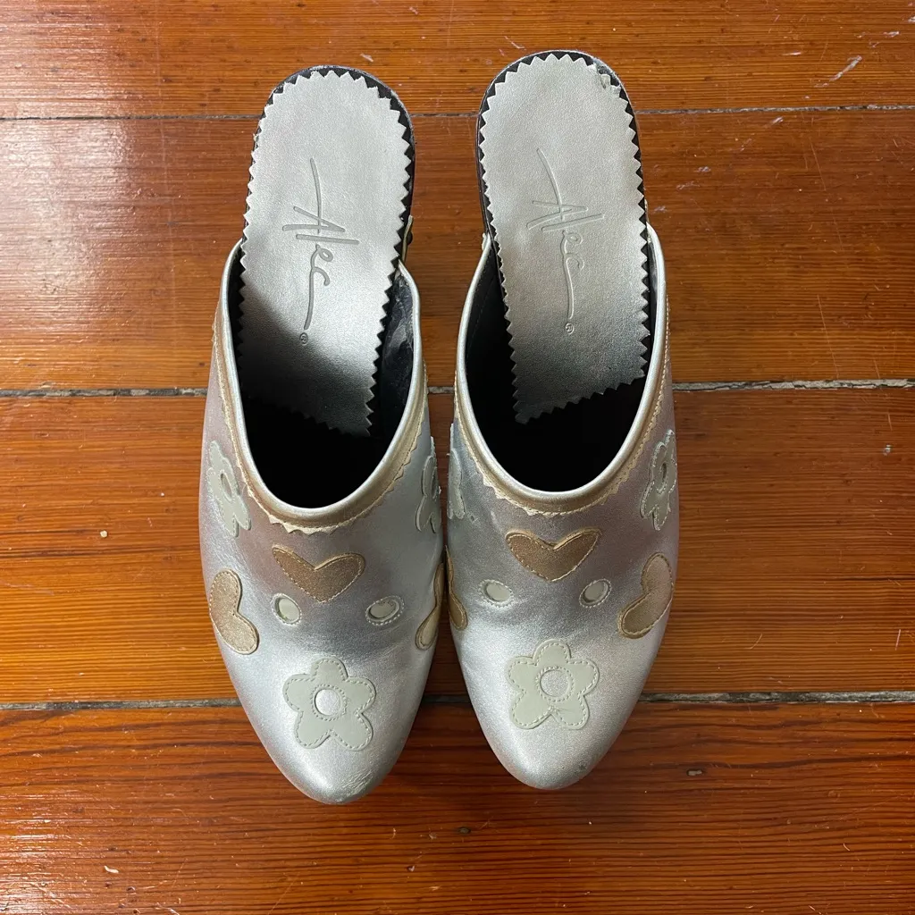 Alec Silver Metallic Hearts & Flowers Wooden Platform Studded Clogs Y2K Vntg 9 - Image 7