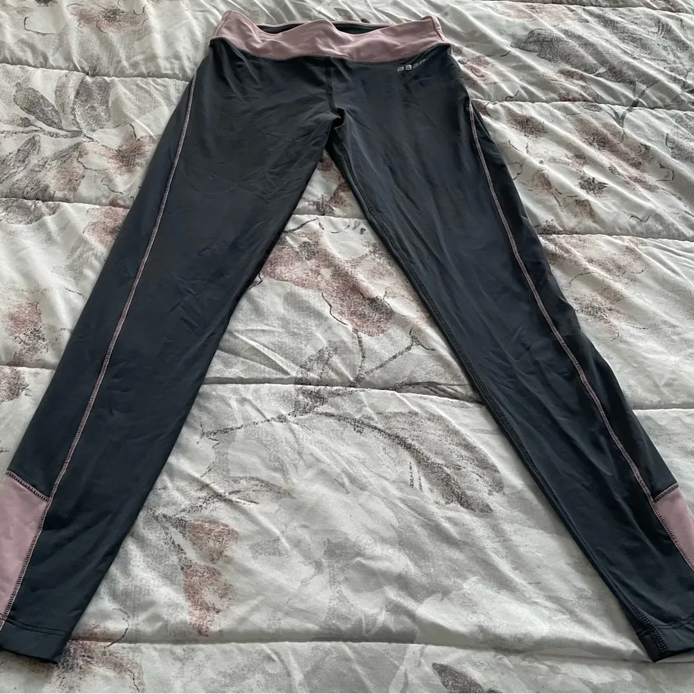 Bebe Sport gray with pink & white inside pocket athletic leggings, size XS - Image 5