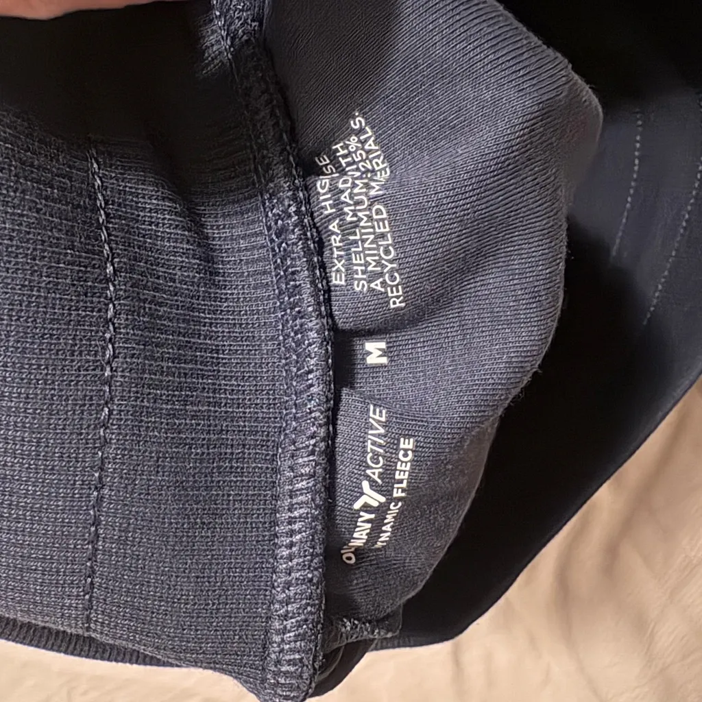 Old Navy Women's Black Athletic Shorts - Image 4