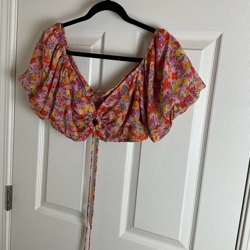 Wild Fable Pink Floral Puff Sleeve Lace Up Crop Top size large - Image 3
