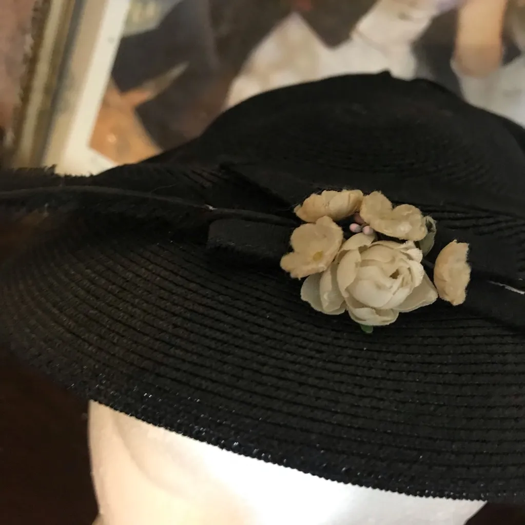 VINTAGE 1960'S BLACK COATED RATTAN HAT WITH ROSETTE AND PLASTIC FEATHER - Image 11