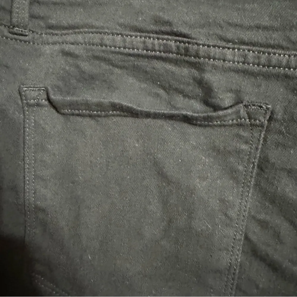 Frame Le Cutoff Black Denim Shorts - Image 3