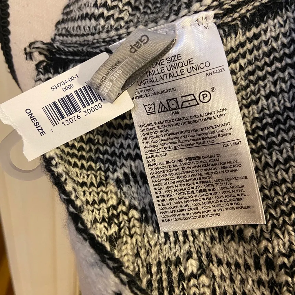 NWT Gap black and cream acrylic infinity scarf. - Image 3