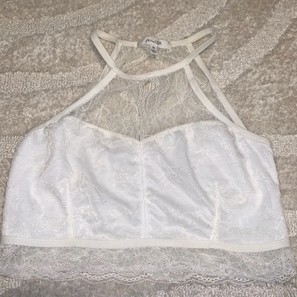 ⚡️ $5 FLASH SALE! ⚡️ White Open Back Lace Crop Top - Image 3