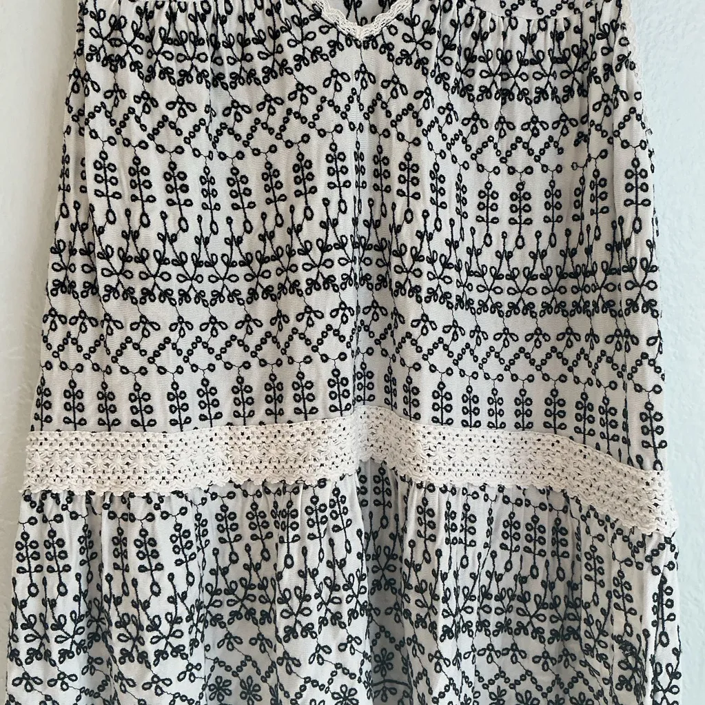 Maeve Black and White embroidered floral Patterned Tank Top size large - Image 2