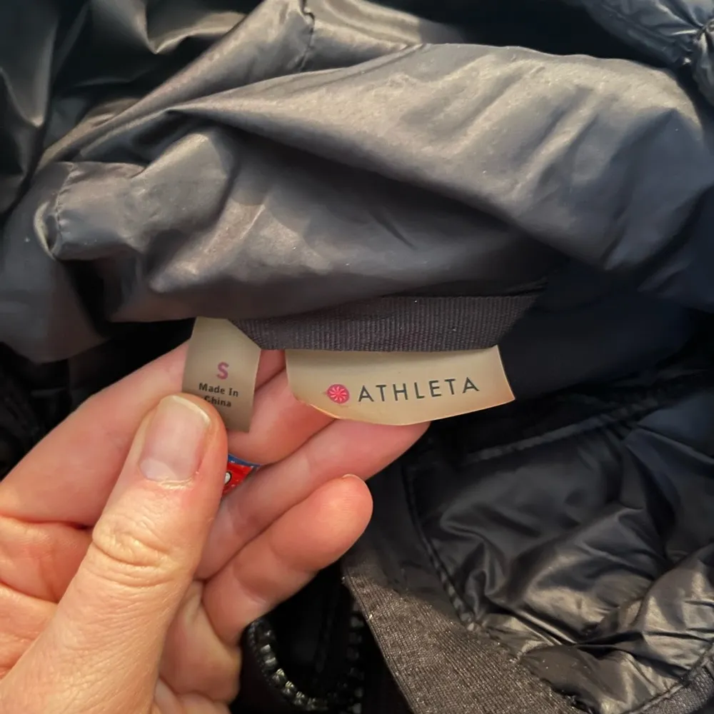 Athleta  polar vortex quilted athletic jacket size small - Image 3