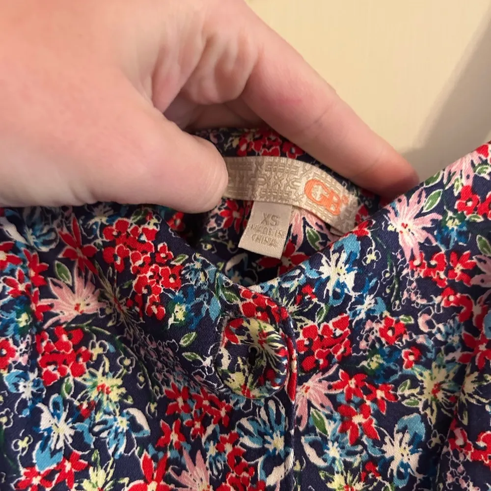 Gianni Bini Colorful Floral Button-Up Blouse - Image 4