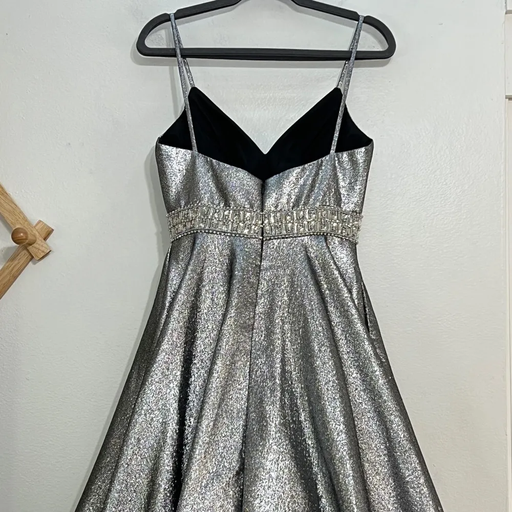 Mac Duggal Ieena 48885 V-Neck Jeweled Belt Ballgown - Image 8