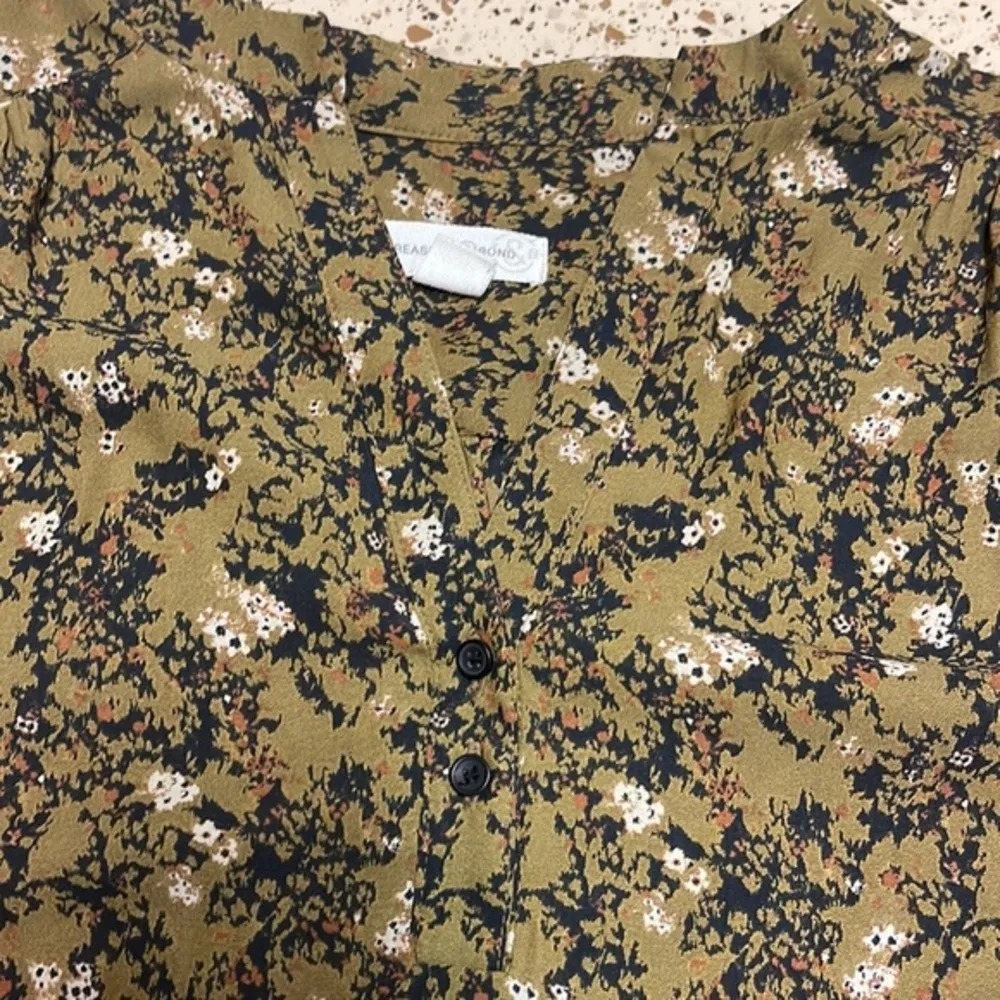 Treasure & Bond floral blouse sage green - Image 6
