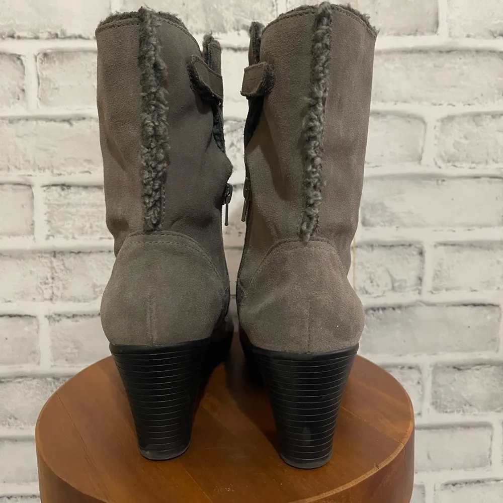 Women’s Clarks gray suede bendable Dream Moto fur booties boots fashion 6.5 - Image 5
