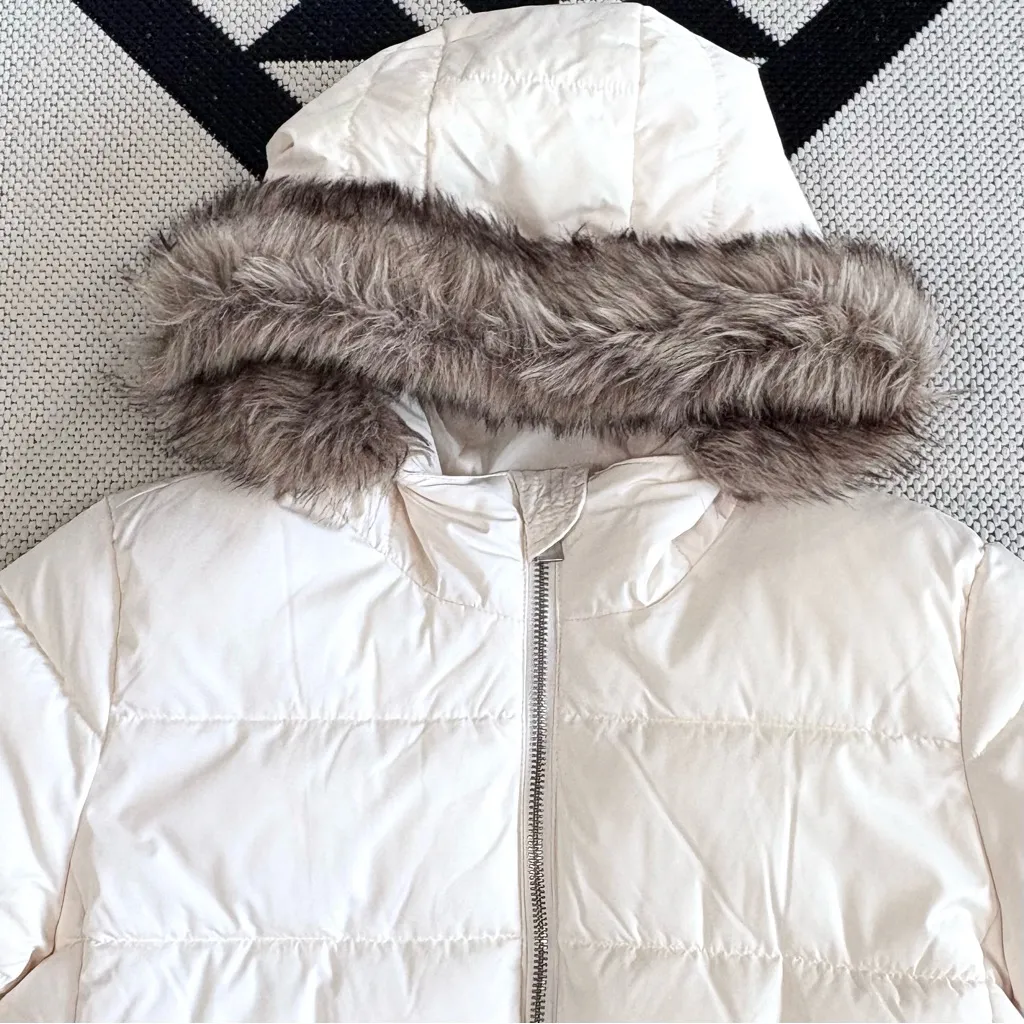 Gap Faux Fur Trim Hooded Quilted Puffer Jacket in Carls Stone Medium - Image 5