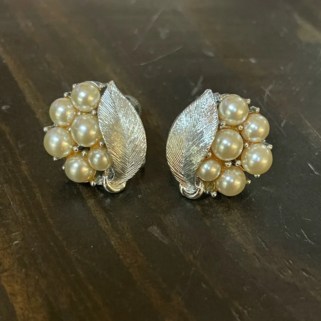 Vintage Lisner Elegant Silver and Cream Pearl Cluster Non-Pierced Earrings - Image 2