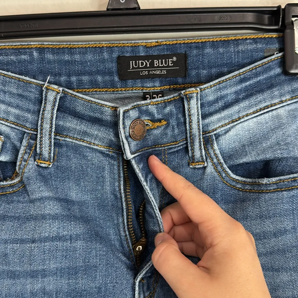 Judy Blue Women’s Capri Fit Cropped Distressed medium Wash Jeans size 26 - Image 11