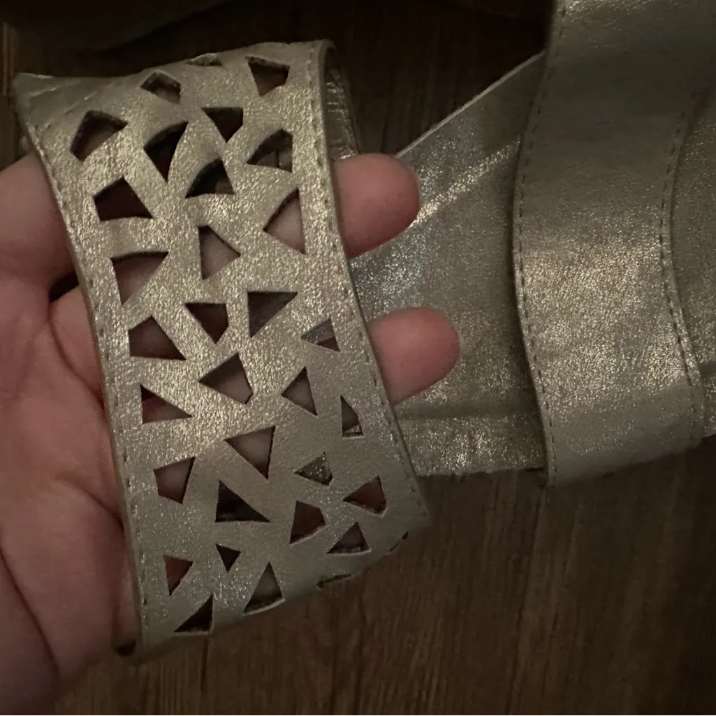 Volatile BAYSWATER Pewter Wedge Sandals Size 8 Silver - Image 5