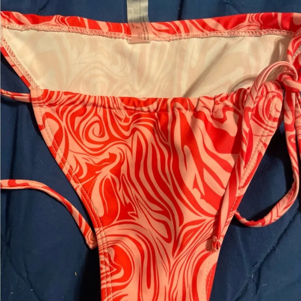 NWOT Size Large Vibrant Swirl String Bikini Set - Image 4