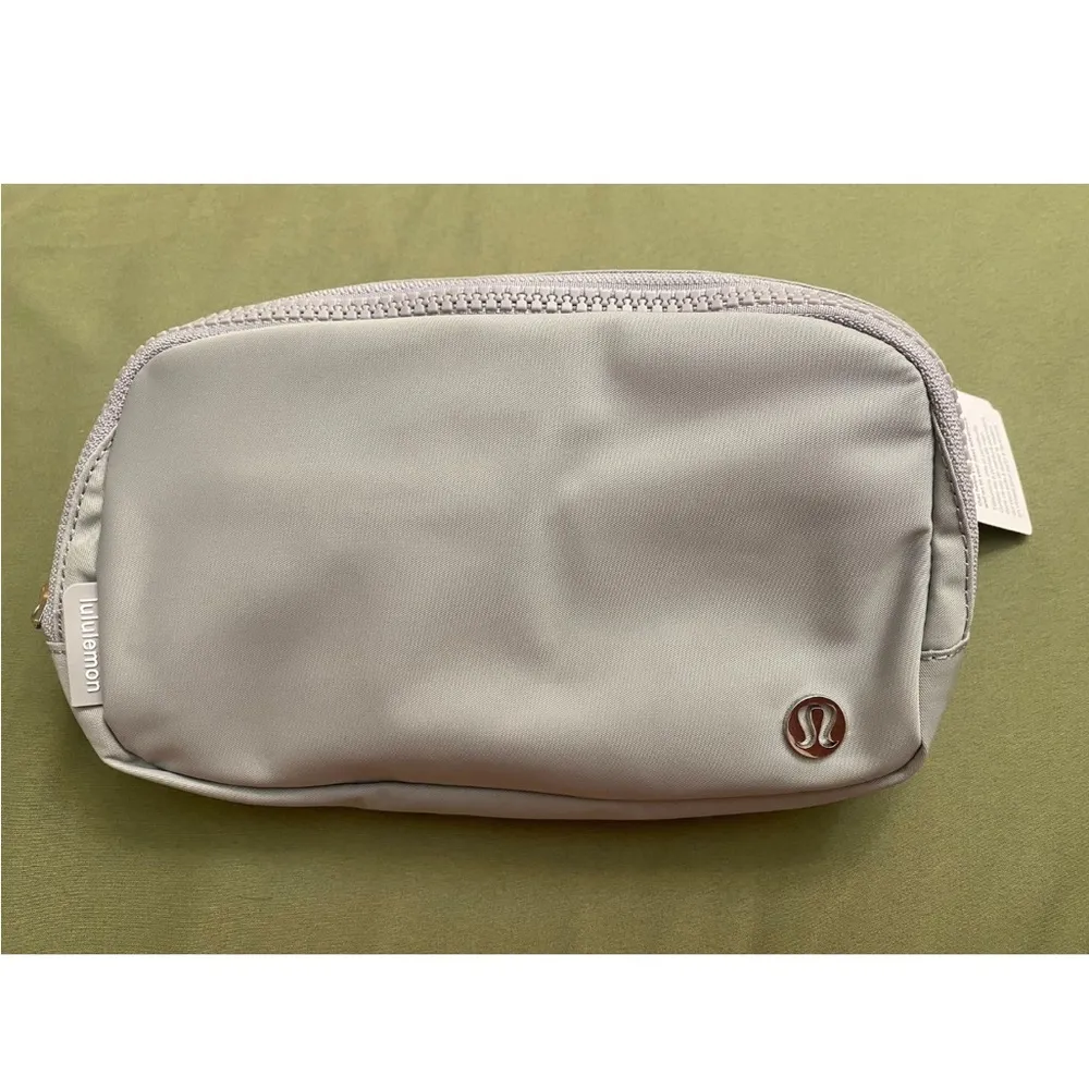 Lululemon Everywhere Belt Bag in Silver Drop - Image 2