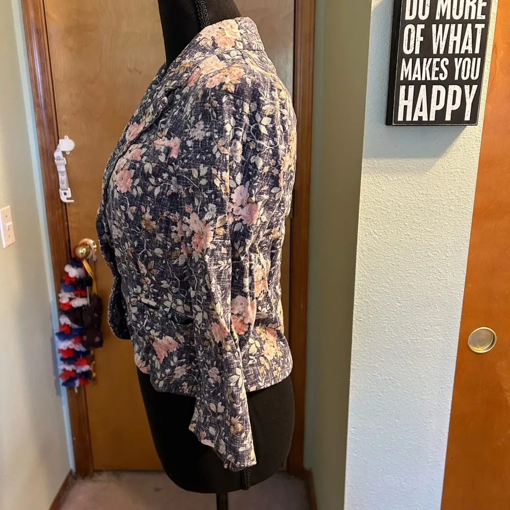 Daughters of the Liberation blue and pink floral cropped linen blend blazer 6 - Image 4