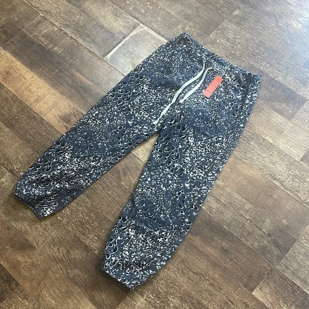 Sundry by Anthropology Gray/Black Joggers Cheetah Print Stretch Pants - Image 2