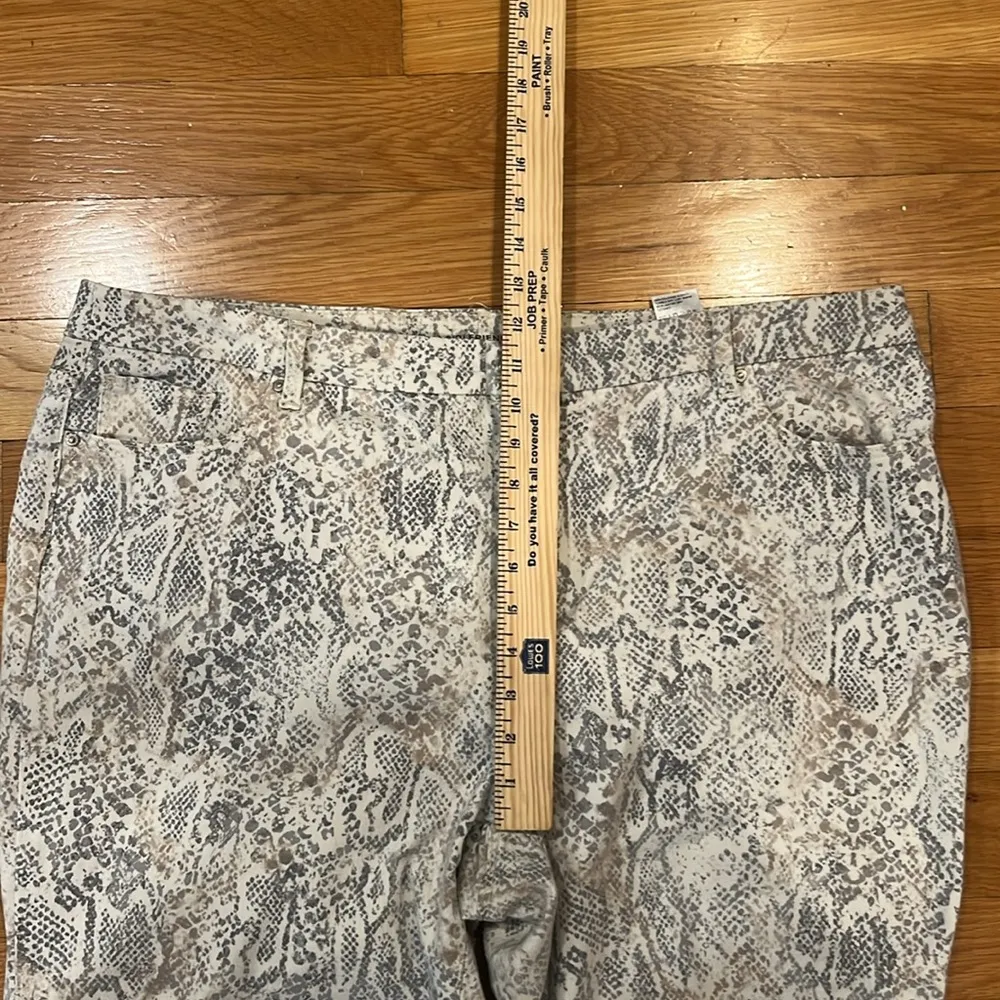 Chicos women’s so slimming python print girlfriend slim leg ankle size 20R. - Image 4