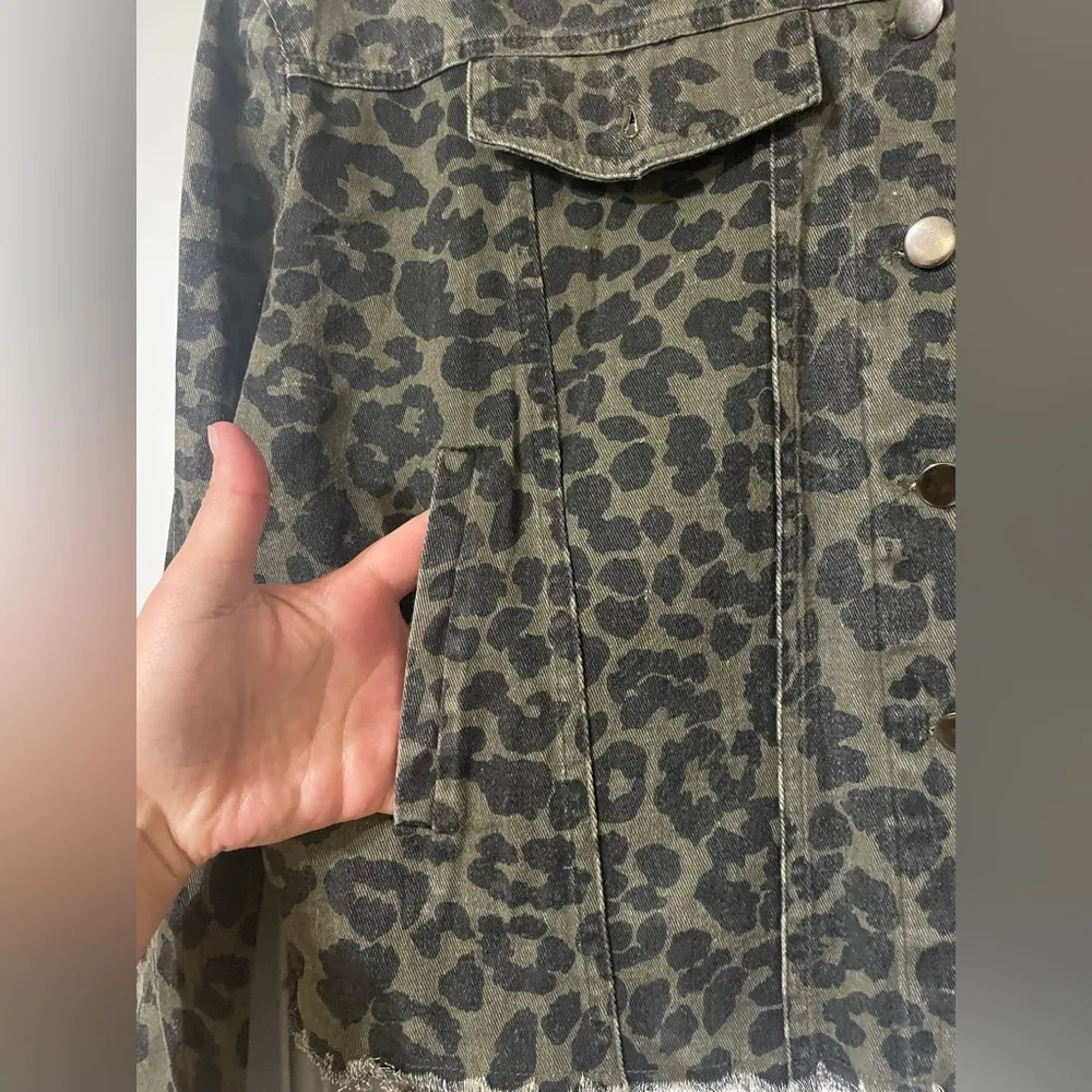 Andree by Unit Green Raw Hem Denim Jacket Green Leopard Print Button Size Large - Image 4