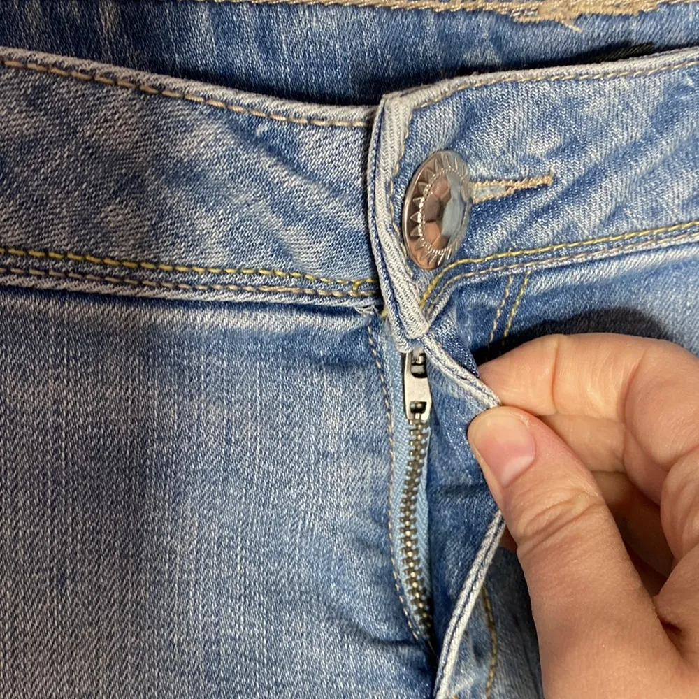 Forever 21 distressed denim cuffed mini shorts size 28 - Image 7